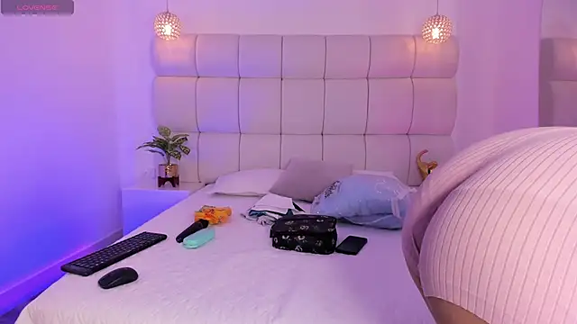 Snapshot of DanielleEvans_ chatting on 11.07.25 DanielleEvans online show from 11.07.25