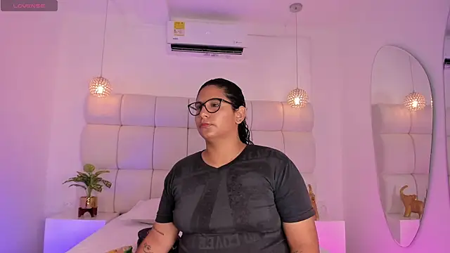 Snapshot of DanielleEvans_ chatting on 11.08.25 DanielleEvans online show from 11.08.25