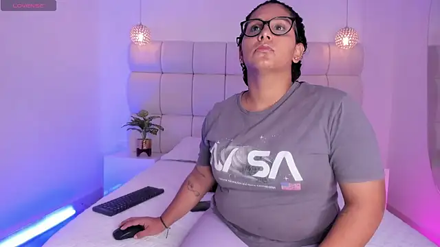 Snapshot of DanielleEvans_ chatting on 11.10.25 DanielleEvans online show from 11.10.25