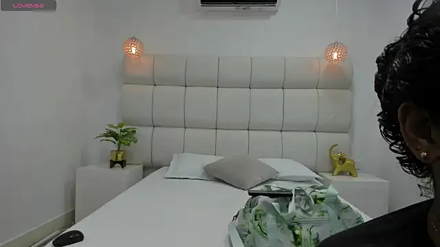 Snapshot of DanielleEvans_ chatting on 11.11.25 DanielleEvans online show from 11.11.25