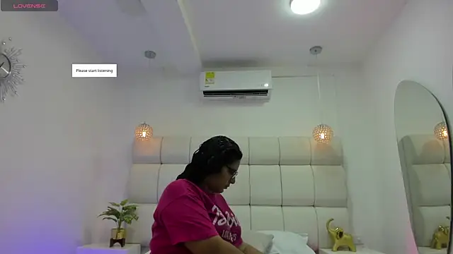 Snapshot of DanielleEvans_ chatting on 11.12.25 DanielleEvans online show from 11.12.25