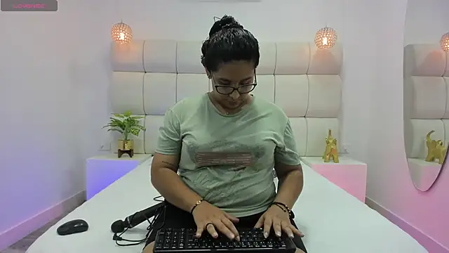 Snapshot of DanielleEvans_ chatting on 11.17.25 DanielleEvans online show from 11.17.25