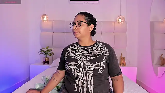 Snapshot of DanielleEvans_ chatting on 11.18.25 DanielleEvans online show from 11.18.25