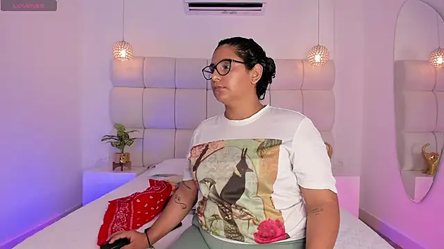 Snapshot of DanielleEvans_ chatting on 11.21.25 DanielleEvans online show from 11.21.25