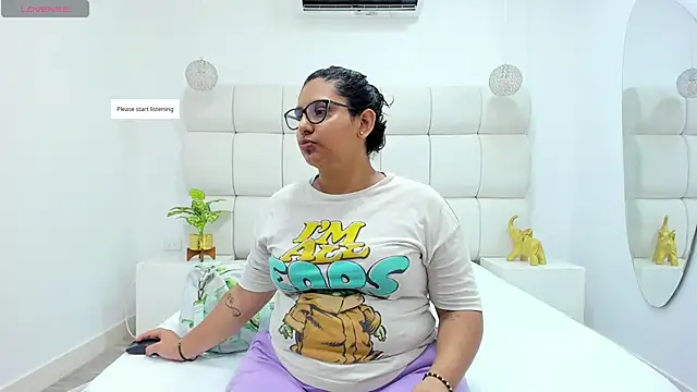 Snapshot of DanielleEvans_ chatting on 11.24.25 DanielleEvans online show from 11.24.25