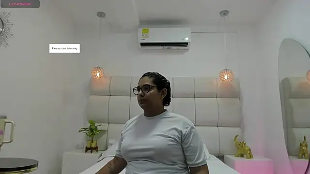 Snapshot of DanielleEvans_ chatting on 11.25.25 DanielleEvans online show from 11.25.25