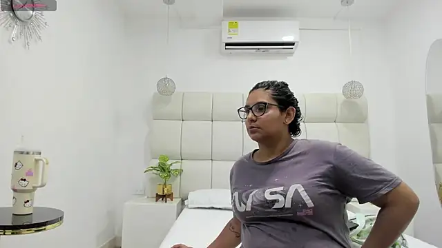 Snapshot of DanielleEvans_ chatting on 11.27.25 DanielleEvans online show from 11.27.25