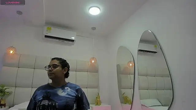 Snapshot of DanielleEvans_ chatting on 11.30.25 DanielleEvans online show from 11.30.25