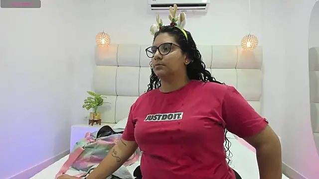 Snapshot of DanielleEvans_ chatting on 12.01.25 DanielleEvans online show from 12.01.25