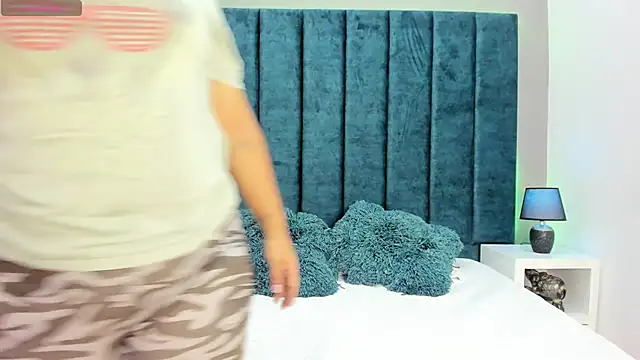 Snapshot of DanielleEvans_ chatting on 12.04.25 DanielleEvans online show from 12.04.25