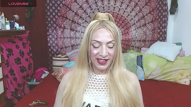 Snapshot of elena_evans chatting on 01.15.25 elena evans online show from 01.15.25