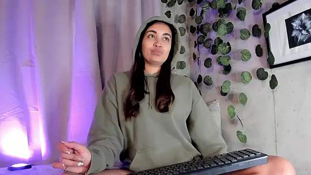 aisha es online show from 03.18.25