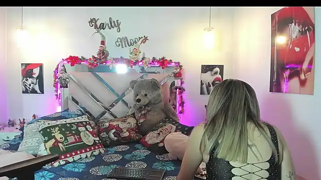Snapshot of Karly_moon chatting on 12.17.25 Karly moon online show from 12.17.25