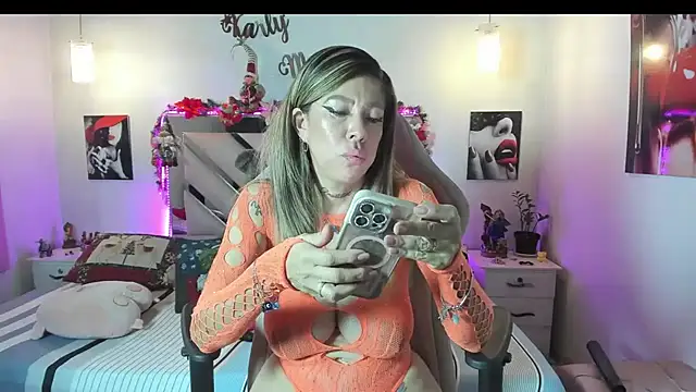 Snapshot of Karly_moon chatting on 12.18.25 Karly moon online show from 12.18.25