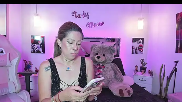 Snapshot of Karly_moon chatting on 04.20.26 Karly moon online show from 04.20.26