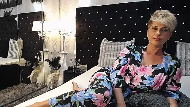 InannaStar online show from 02.21.25