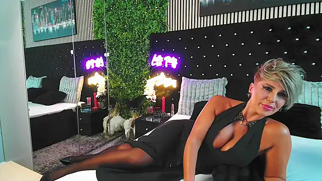 InannaStar online show from 09.28.25