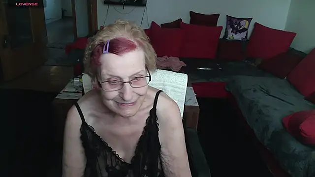 HeisseomaOriginal online show from 02.19.25