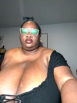 Snapshot of SexyHugeblackTitties chatting on 11.17.25 SexyHugeblackTitties online show from 11.17.25