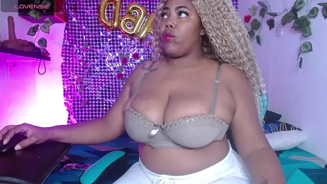 Snapshot of niawk_ chatting on 10.22.25 niawk online show from 10.22.25