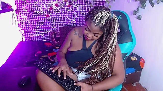 Snapshot of niawk_ chatting on 11.25.25 niawk online show from 11.25.25