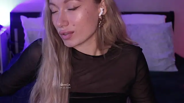 Snapshot of Blondie_Bunny chatting on 12.16.24 Blondie Bunny online show from 12.16.24