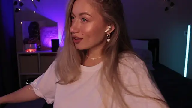 Snapshot of Blondie_Bunny chatting on 12.29.24 Blondie Bunny online show from 12.29.24