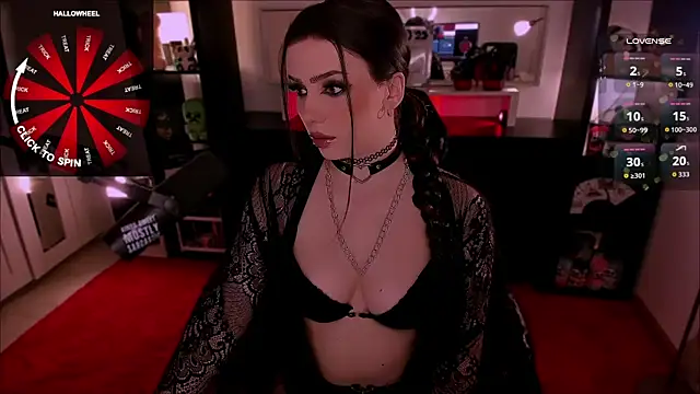 Snapshot of SofiRusselle chatting on 10.31.25 SofiRusselle online show from 10.31.25