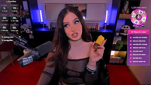 Snapshot of SofiRusselle chatting on 11.17.25 SofiRusselle online show from 11.17.25