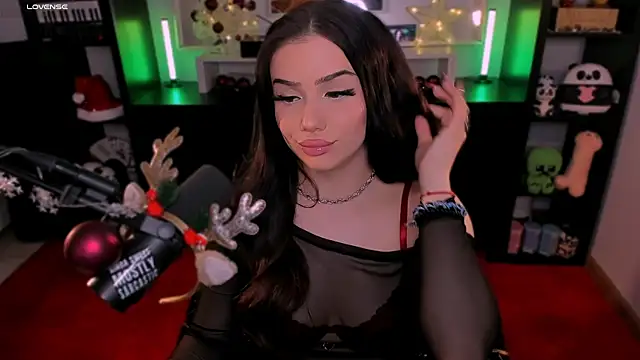 Snapshot of SofiRusselle chatting on 12.13.25 SofiRusselle online show from 12.13.25