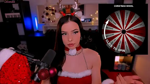 Snapshot of SofiRusselle chatting on 12.20.25 SofiRusselle online show from 12.20.25