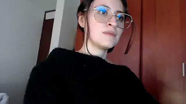 Snapshot of Juls_winter_ chatting on 03.13.25 Juls winter online show from 03.13.25