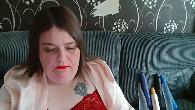 Snapshot of HouseWifeWhore_Milf chatting on 09.23.25 HouseWifeWhore Milf online show from 09.23.25