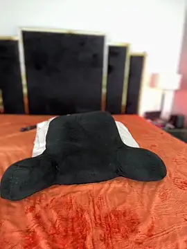 Snapshot of KarissaChantelle chatting on 01.01.25 KarissaChantelle online show from 01.01.25