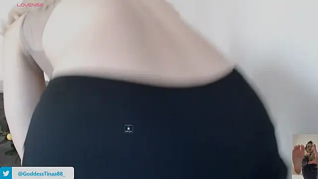 Snapshot of Goddess_Tina chatting on 04.12.26 Goddess Tina online show from 04.12.26