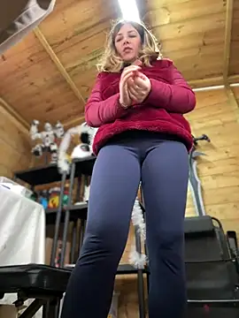 DaisyVibesss online show from 12.08.24