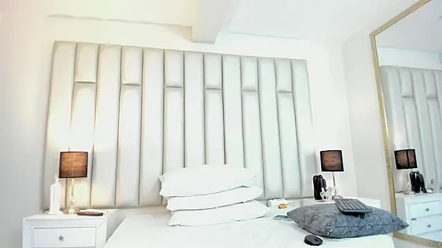 Snapshot of aandreaperez chatting on 11.21.25 aandreaperez online show from 11.21.25