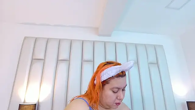 Snapshot of aandreaperez chatting on 11.28.25 aandreaperez online show from 11.28.25