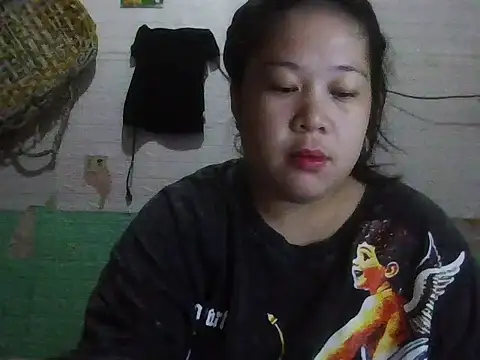 Snapshot of hotsexylyn chatting on 12.18.25 hotsexylyn online show from 12.18.25
