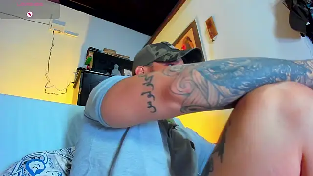 Snapshot of CamiloGray_ chatting on 02.19.25 CamiloGray online show from 02.19.25