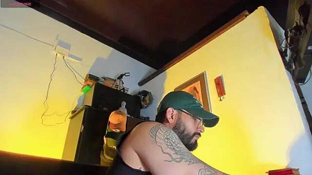 Snapshot of CamiloGray_ chatting on 11.04.25 CamiloGray online show from 11.04.25