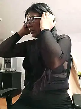 aisha latina online show from 10.30.25