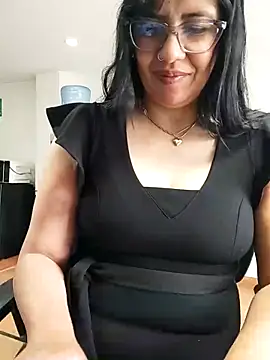 Snapshot of aisha_latina chatting on 05.06.26 aisha latina online show from 05.06.26