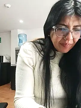 Snapshot of aisha_latina chatting on 05.27.26 aisha latina online show from 05.27.26
