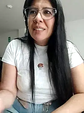 Snapshot of aisha_latina chatting on 06.12.26 aisha latina online show from 06.12.26