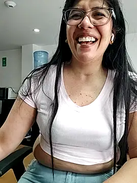 aisha latina online show from 06.25.26