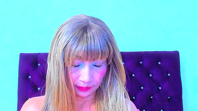 Snapshot of almabeckelt chatting on 11.26.25 almabeckelt online show from 11.26.25