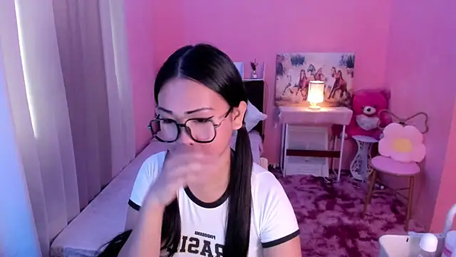 Snapshot of Vivorey_Leighn chatting on 12.12.24 Vivorey Leighn online show from 12.12.24