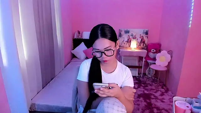 Snapshot of Vivorey_Leighn chatting on 12.20.24 Vivorey Leighn online show from 12.20.24