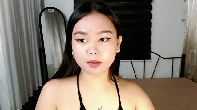 Snapshot of Vivorey_Leighn chatting on 11.23.25 Vivorey Leighn online show from 11.23.25